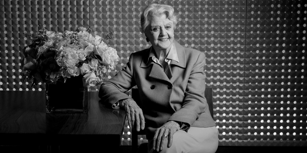 ARCHIV - 16.12.2014, USA, Los Angeles: Angela Lansbury posiert f�r ein Portr�t w�hrend des Pressetermins f�r �Blithe Spirit�. Die britisch-amerikanische Schauspielerin Angela Lansbury ist tot. Foto: C ...