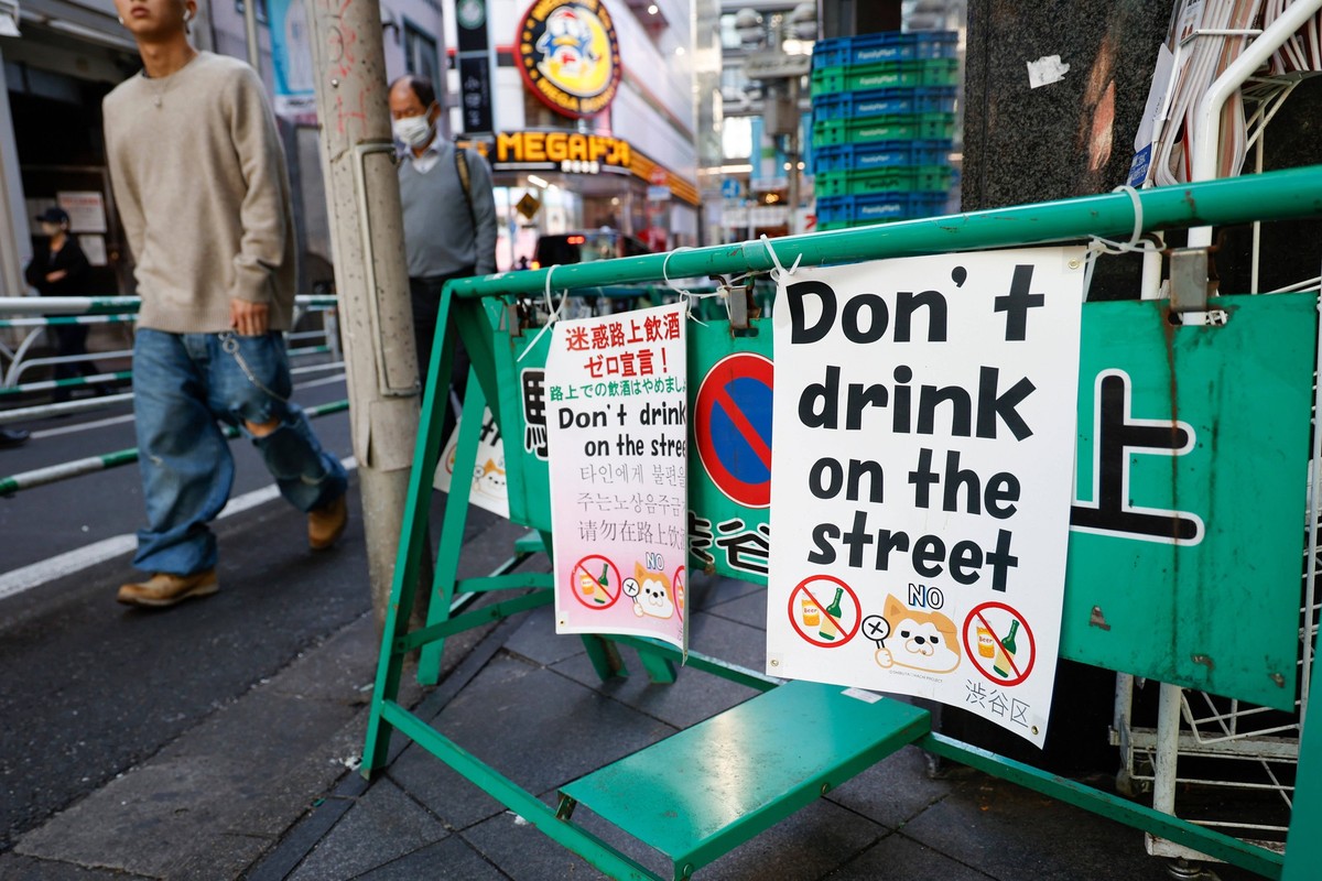 October 30, 2023, Tokyo, Japan: Signboards show a message banning drinking alcohol on the streets during Halloween celebrations in Shibuya. Authorities in Shibuya display signboards around the shoppin ...