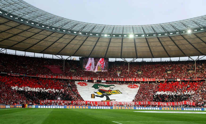 Stuttgart gegen Nürnberg. Die FCN-Fans so: "Auch in 39 Jahren ohne Titel waren wir stets stolz und treu! Aber wenn wir schon mal hier sind, nehmen wir den Pokal halt mit!" Das taten sie denn auch, sie ...