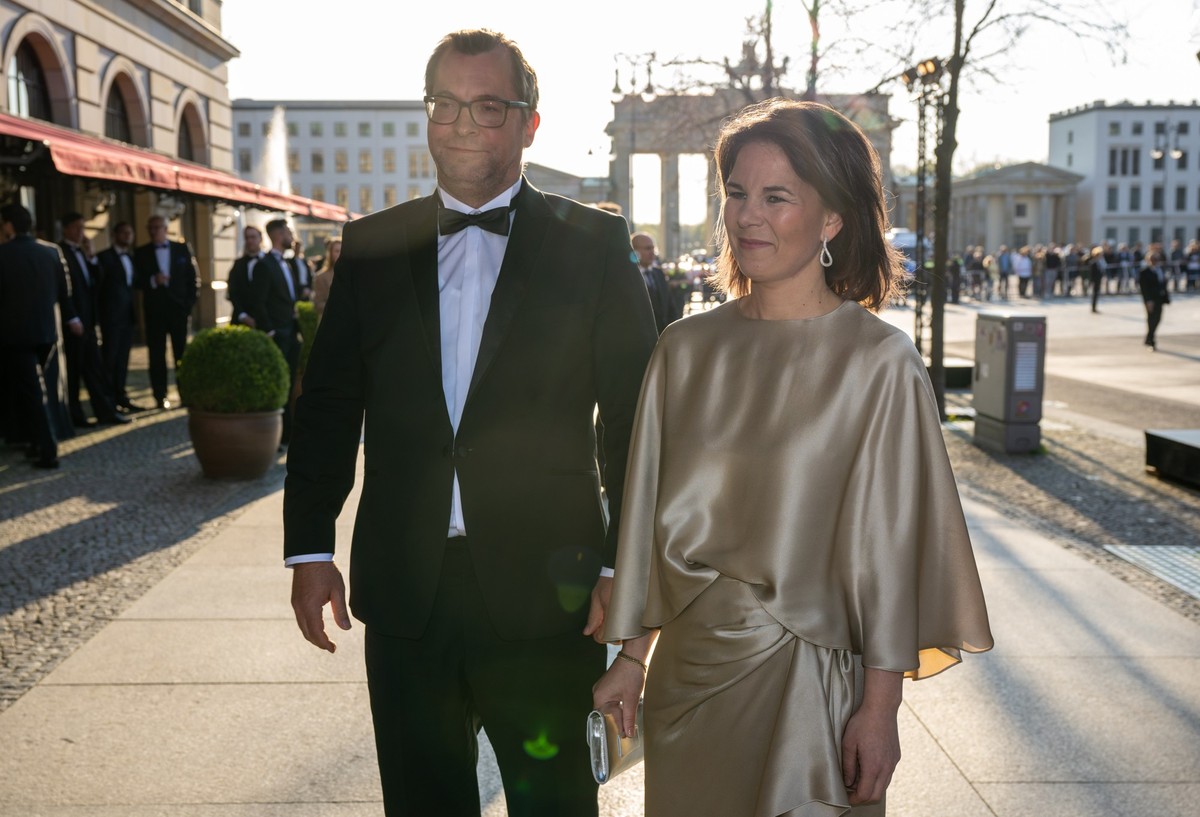21.04.2023, Berlin: Annalena Baerbock (B�ndnis 90/Die Gr�nen), Au�enministerin, und ihr Ehemann Daniel Holefleisch kommen zum 70. Bundespresseball &quot;F�r die Pressefreiheit&quot; ins Hotel Adlon Ke ...