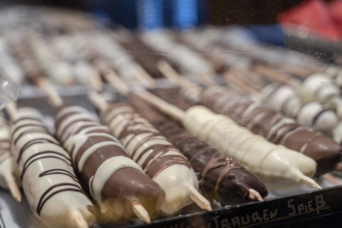 In Schokolade getauchte Banane, Weihnachtsmarkt, Humboldt Forum, Berlin, Bundesrepublik Deutschland Chocolate dipped banana, Christmas market, Humboldt Forum, Berlin, Federal Republic of Germany Copyr ...