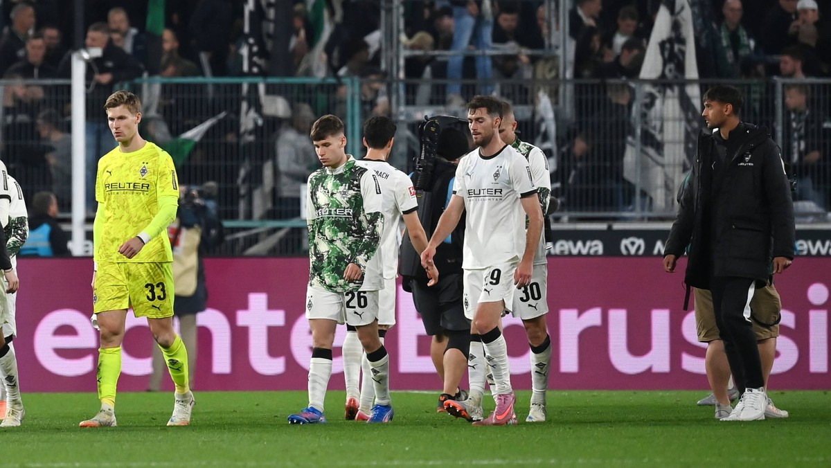 Gladbachs Spieler nach der Niederlage, v.li., Torwart Moritz Nicolas Borussia Moenchengladbach, Lukas Ullrich Borussia Moenchengladbach, Joe Scally Borussia Moenchengladbach, Nico Elvedi Borussia Moen ...