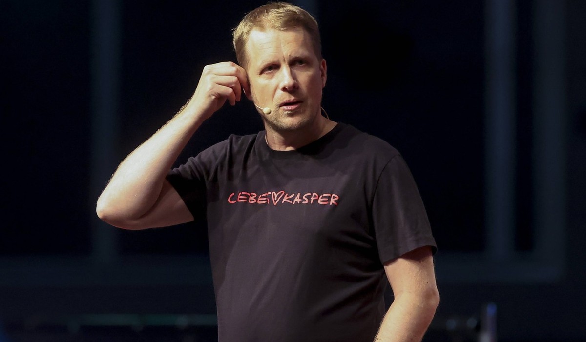 Oliver Pocher steht auf der Buehne und praesentiert sein Programm, Der Liebeskasper, Oliver Pocher, Friedrich-Ebert-Halle, 12.05.2024, Ludwigshafen, Deutschland. *** Oliver Pocher is on stage and pres ...
