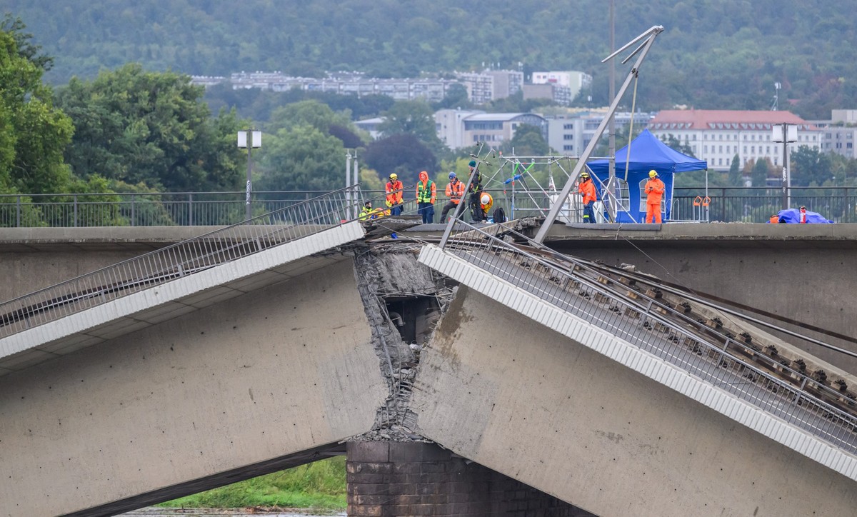 14.09.2024, Sachsen, Dresden: Fachleute begutachten eine Bruchstelle an der eingest�rzten Carolabr�cke. Die Abriss- und R�umarbeiten nach dem Teileinsturz der Carolabr�cke in Dresden kommen gut voran. ...