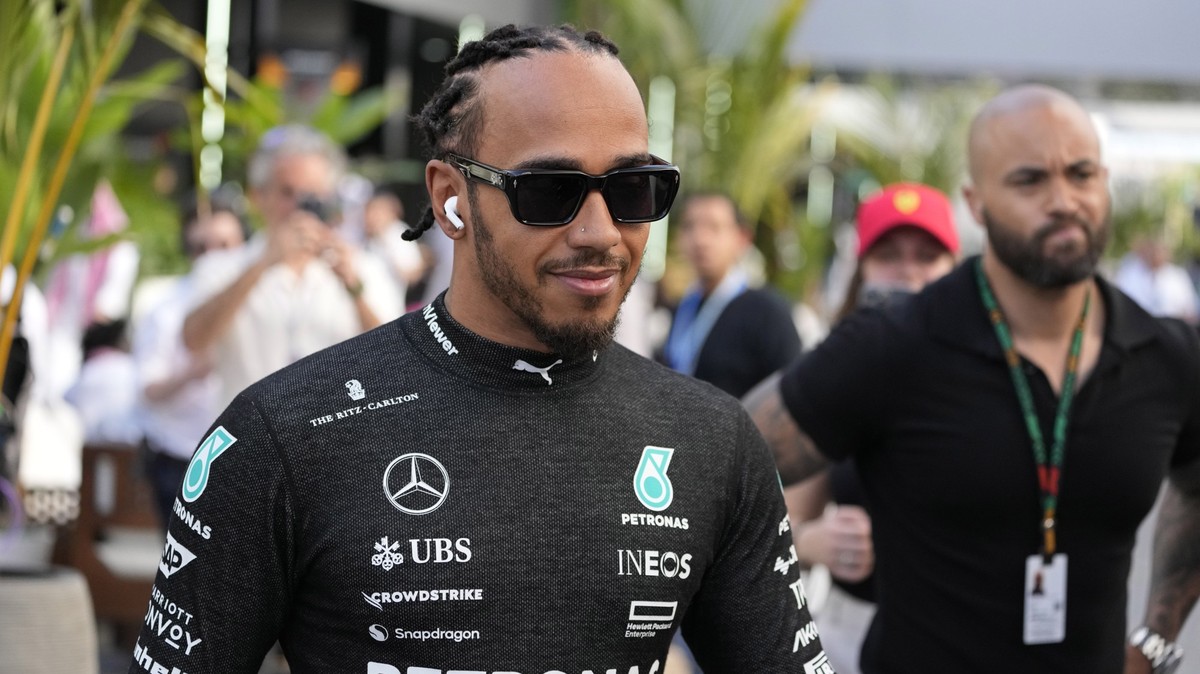 07.03.2024, Saudi-Arabien, Jeddah: Motorsport: Formel-1-Weltmeisterschaft, Grand Prix von Saudi-Arabien: Lewis Hamilton aus Großbritannien vom Team Mercedes bereitet sich auf das erste Training vor de ...