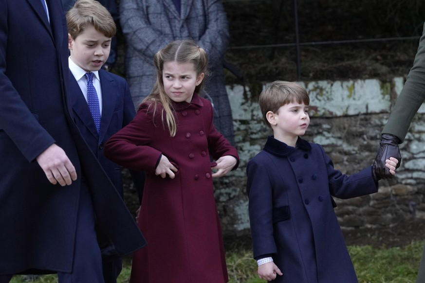 25.12.2022, Großbritannien, Sandringham: Prinz George (l-r), Prinzessin Charlotte und Prinz Louis verlassen die Kirche St. Mary Magdalene in Sandringham, nachdem sie den Weihnachtsgottesdienst besucht ...
