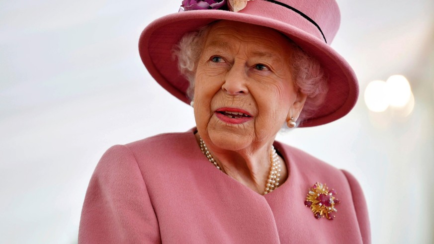 ARCHIV - 15.10.2020, Großbritannien, Porton Down: Die britische Königin Elizabeth II. besucht das Defence Science and Technology Laboratory (DSTL), um sich das Energetics Enclosure und die Ausstellung ...