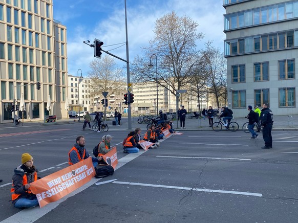 Aktivist:innen blockierten auch die Kreuzung an der Leipziger Straße.