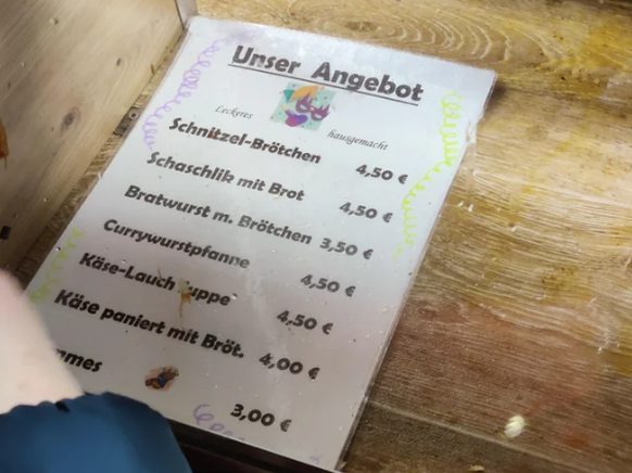 Die Speisekarte in Sachsen zeigt zur Karnevalssaison ungewöhnliche Preise.