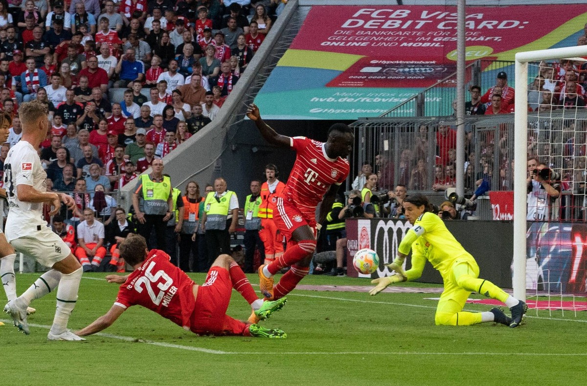 27.08.2022, xsltx, Fussball 1.Bundesliga, FC Bayern Muenchen - Borussia Mönchengladbach emspor, v.l. Weitere Großchane für Sadio Man FC Bayern München, an Yann Sommer Borussia Mönchengladbach und dem ...