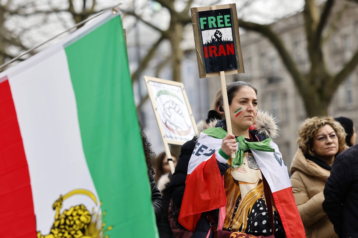 Menschen nehmen an einer Kundgebung gegen das iranische Regime auf dem Neumarkt teil. Köln, 04.02.2023 NRW Deutschland *** People take part in a rally against the Iranian regime at Neumarkt Cologne, 0 ...