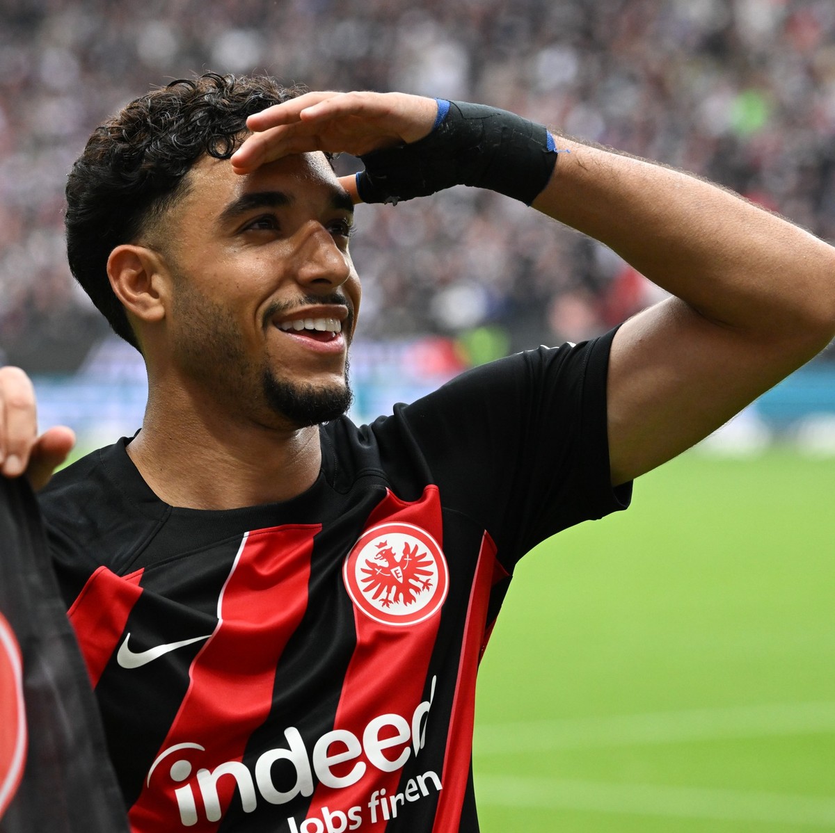 ARCHIV - 18.05.2024, Hessen, Frankfurt/Main: Fußball: Bundesliga, Eintracht Frankfurt - RB Leipzig, 34. Spieltag, Deutsche Bank Park. Frankfurts Omar Marmoush jubelt nach seinem Tor zum 2:2. (zu dpa: ...