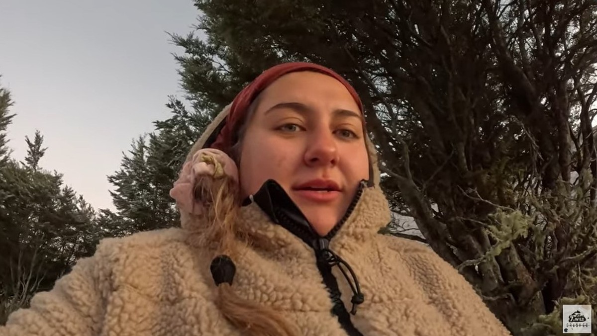 Sandra Safiulov alias &quot;SelfiSandra&quot; in der vierten Staffel der Survival-Reality-Show &quot;7 vs. Wild&quot; 2024.