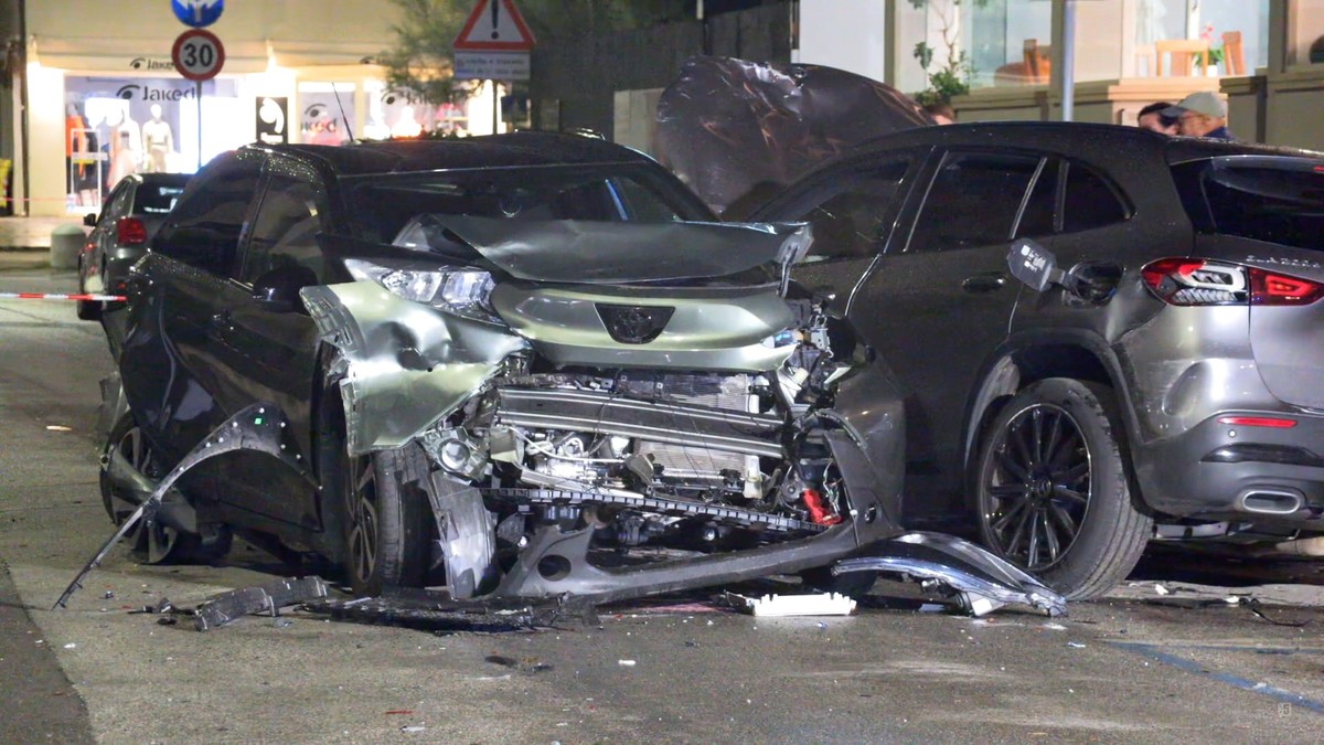 19.09.2024, Italien, Lido Di Camaiore: Zwei Autos stehen an der Ungl�cksstelle. Bei einem Verkehrsunfall in der Toskana sind zwei junge deutsche Frauen ums Leben gekommen. Nach ersten Angaben der ital ...