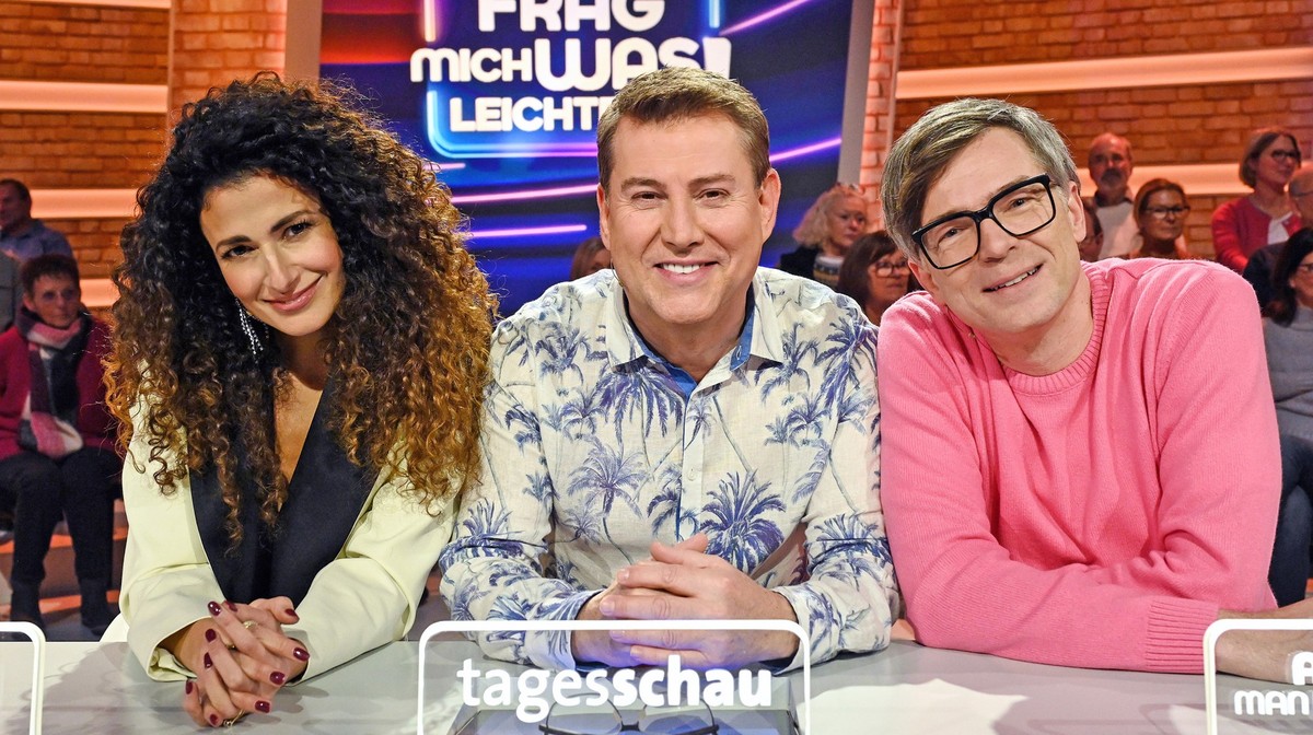 NORDDEUTSCHER RUNDFUNK
Frag mich was Leichteres! - mit Lea Wagner
Marwa Eldessouky (&quot;Brisant&quot;), Jens Riewa (&quot;tagesschau&quot;) und Ralph Caspers (Moderator).
© NDR/UFA Show &amp; Faktua ...