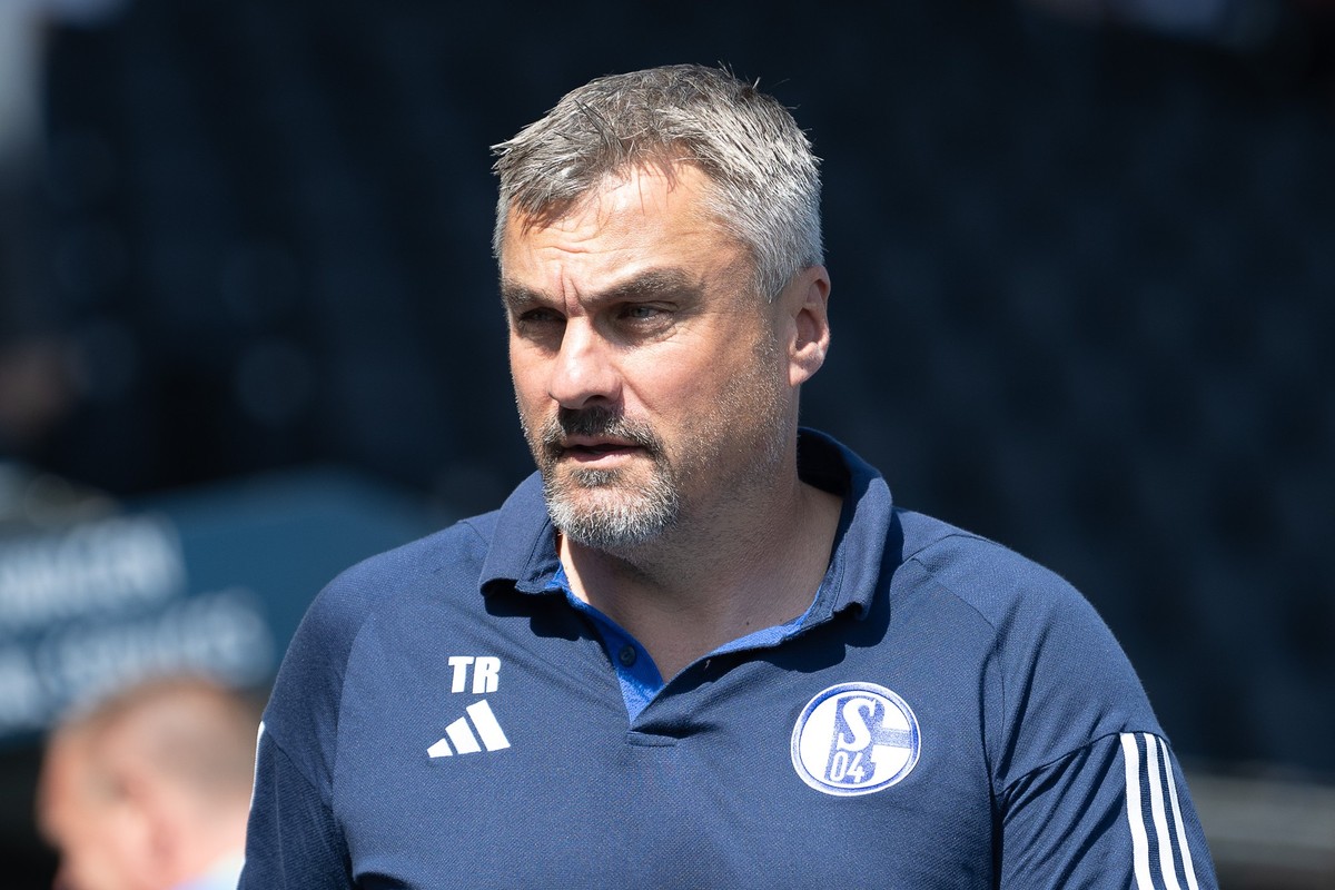 ARCHIV - 20.08.2023, Niedersachsen, Braunschweig: Fußball: 2. Bundesliga, Eintracht Braunschweig - FC Schalke 04, 3. Spieltag, Eintracht-Stadion. Schalkes Trainer Thomas Reis ist vor dem Spiel im Stad ...