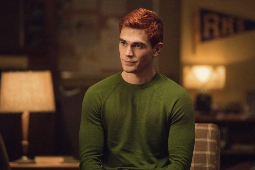 KJ Apa hat sich am &quot;Riverdale&quot;-Set einen Spaß erlaubt.