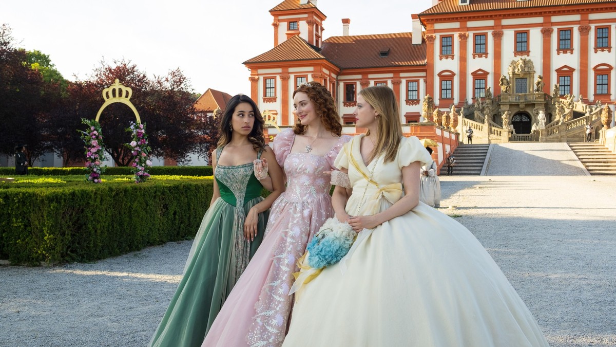 HANDOUT - 12.12.2023, ---: Prinzessin Amalia (Maria Ehrich, M) findet Zeynep (Gizem Emre, l) und Chantal (Jella Haase, r) außerordentlich entzückend - eine Szene des Films «Chantal im Märchenland» (un ...
