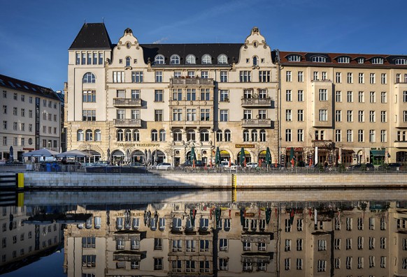 Das Lokal Ständige Vertretung liegt direkt an der Spree.