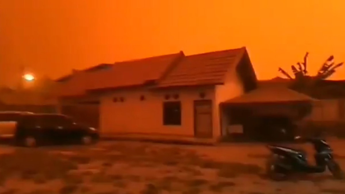 Foto menakjubkan – Mengapa langit sekarang berwarna merah seperti darah?