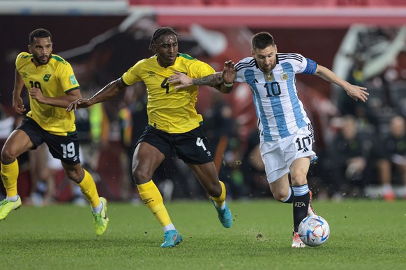 Soccer: International Friendly, L�nderspiel, Nationalmannschaft Soccer-Jamaica at Argentina, Sep 27, 2022 Harrison, New Jersey, USA Argentina forward Lionel Messi 10 controls the ball in front of Jama ...