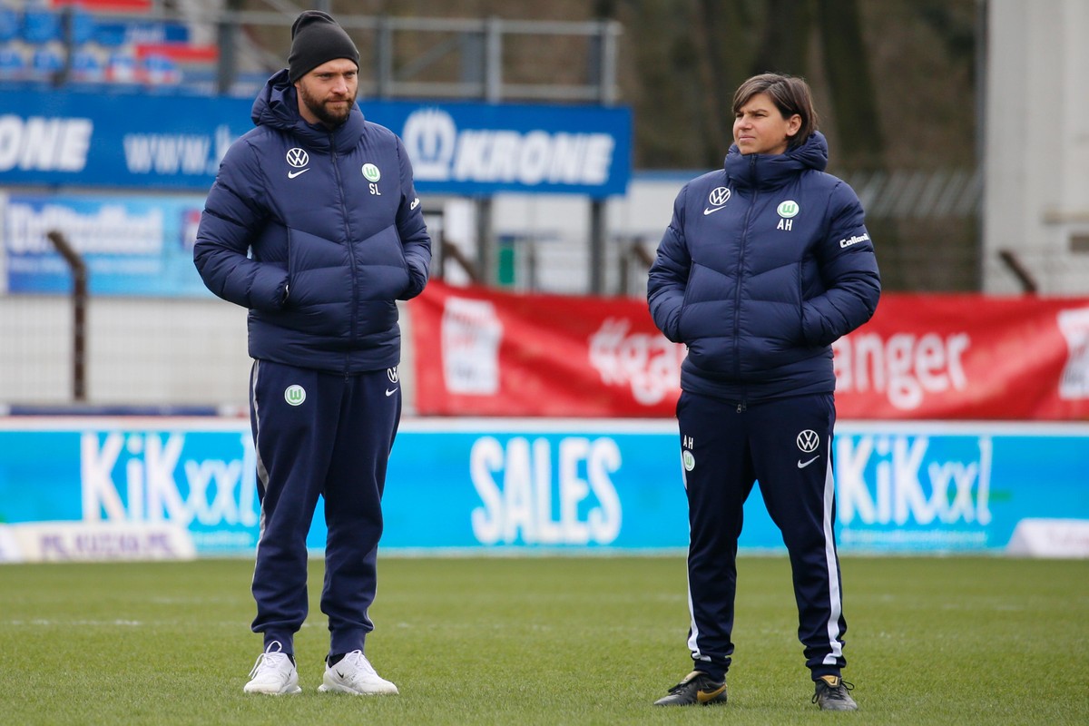 Meppen, Deutschland 07. Maerz 2021: 1.BL - Frauen - 2020/2021 - SV Meppen vs. VfL Wolfsburg v.li. Trainer Stephan Lerch (VfL Wolfsburg) und Co-Trainerin Ariane Hingst (VfL Wolfsburg)