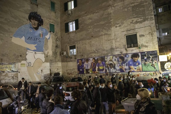Trotz Ausgangssperre: Menschen pilgerten auf die Straßen, um Maradona zu gedenken.