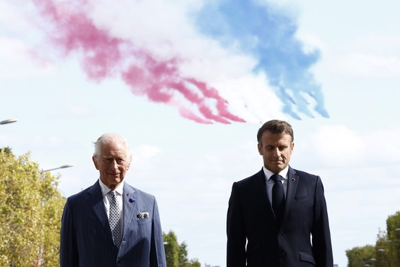20.09.2023, Frankreich, Paris: König Charles III. (l) von Großbritannien und Emmanuel Macron, Präsident von Frankreich, nehmen an einer Zeremonie am Arc de Triomphe teil. Der dreitägige Staatsbesuch d ...