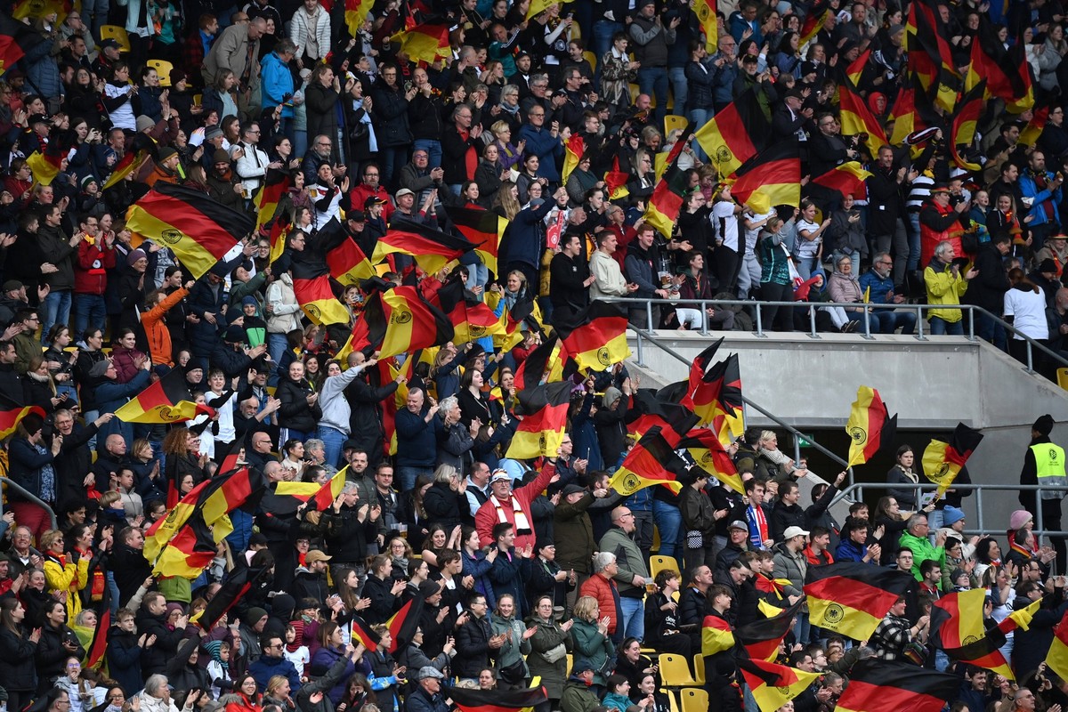 Jubel bei den Fans auf der Tribüne 09.04.2024, EM Qualifikation Frauen 2024/25, 2. Spieltag, Deutschland - Island 3:1 Foto: Weis/TEAM2 DFB regulations prohibit any use of photographs as image sequence ...