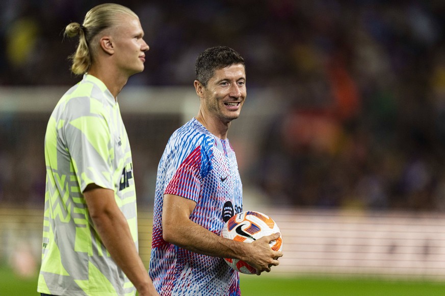 24.08.2022, xslx, Fussball Fussball Testspiel, FC Barcelona, Barca - Manchester City emspor, v.l. Erling Haaland Manchester City, Robert Lewandowski FC Barcelona DFL/DFB REGULATIONS PROHIBIT ANY USE O ...