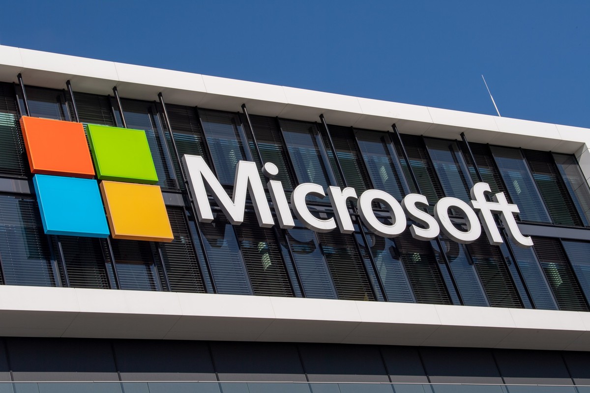 ARCHIV - 26.03.2021, Bayern, München: Das Microsoft Logo hängt an der Fassade eines Bürogebäudes in der Parkstadt Schwabing im Norden der bayerische Landeshauptstadt München. Microsoft verspricht sein ...