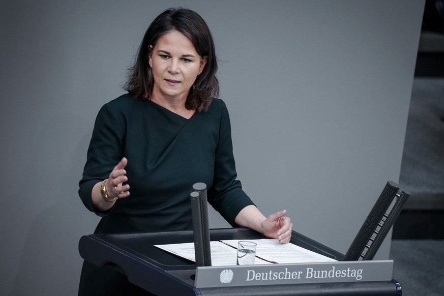 26.04.2023, Berlin: Annalena Baerbock (Bündnis 90/Die Grünen), Außenministerin, spricht im Bundestag zu den Abgeordneten. Thema ist der Bundeswehreinsatz zur Evakuierung aus Sudan. Foto: Kay Nietfeld/ ...