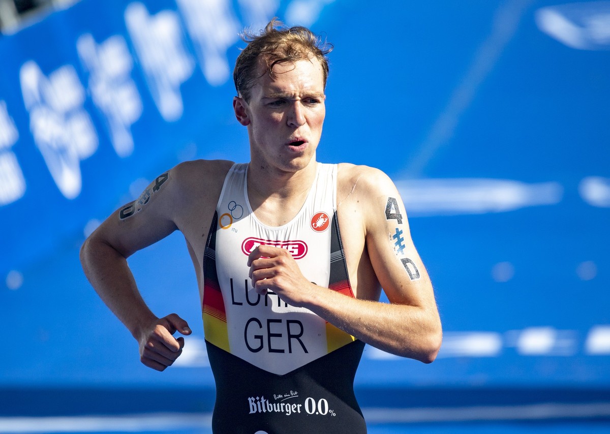 ARCHIV - 06.09.2020, Hamburg: Triathlon: ITU World Triathlon Series/Weltmeisterschaft, Mixed. Lasse Lührs, Schlussläufer des deutschen Teams, überquert beim Weltmeisterschaftsrennen die Ziellinie. In  ...