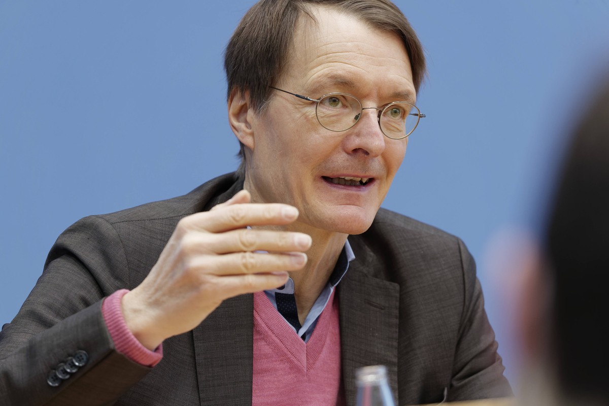 Karl Lauterbach 2021-01-27, Berlin, Bundespressekonferenz: Eine aus FDP, SPD und Die Linke bestehende Initiative von Abgeordenten des Deutschen Bundestags stellt ihren Gesetzesentwurf zu Regelungen de ...