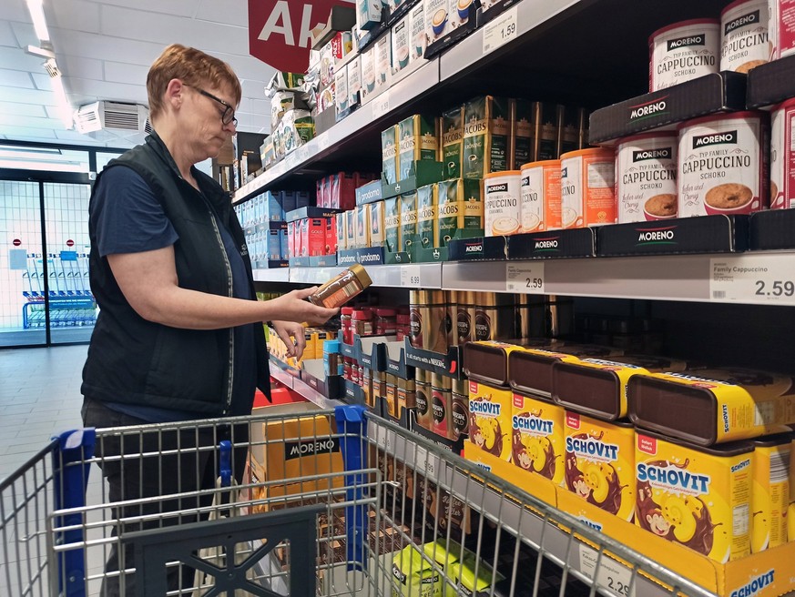 Einkauf in einem Supermarkt oder Discounter zu Zeiten von Corona und Krieg in der Ukraine. Einkauf in Zeiten von Corona und Krieg in der Ukraine *** Shopping in a supermarket or discount store at the  ...