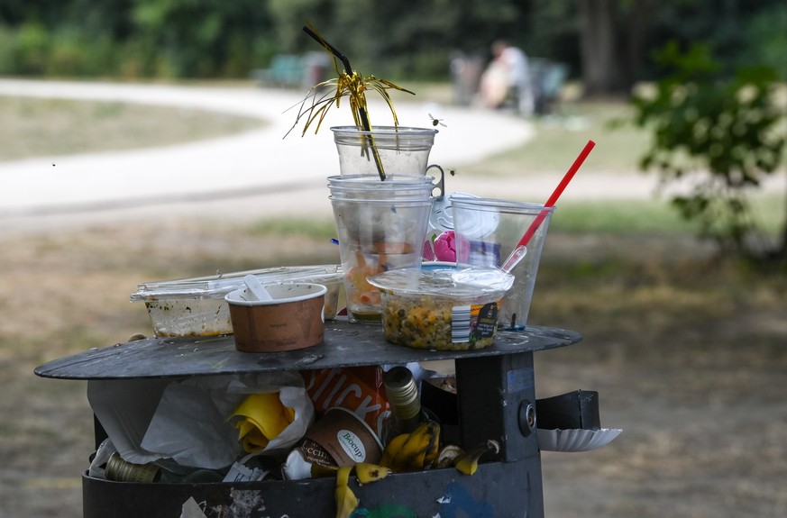 ARCHIV - 13.08.2020, Berlin: Ein übervoller Mülleimer mit Partymüll im Treptower Park. Viele Gaststätten bieten ihrer Kundschaft laut der Umweltorganisation Greenpeace noch immer keine Mehrweg-Verpack ...