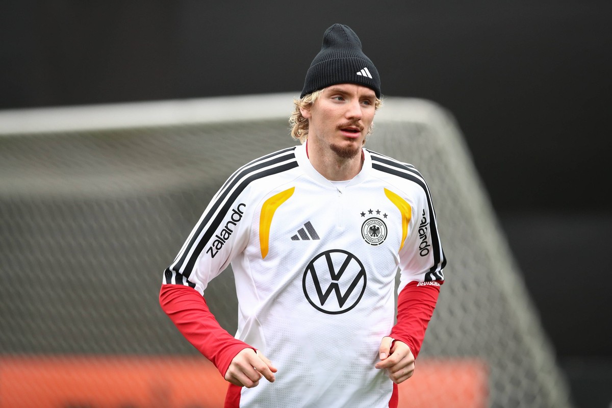 11.11.2025, xtgx, Fussball Nationalmannschaft, Training in Wolfsburg emspor, v.l. Nick Woltemade Deutschland Portrait, Portraet, Einzelbild DFL/DFB REGULATIONS PROHIBIT ANY USE OF PHOTOGRAPHS as IMAGE ...