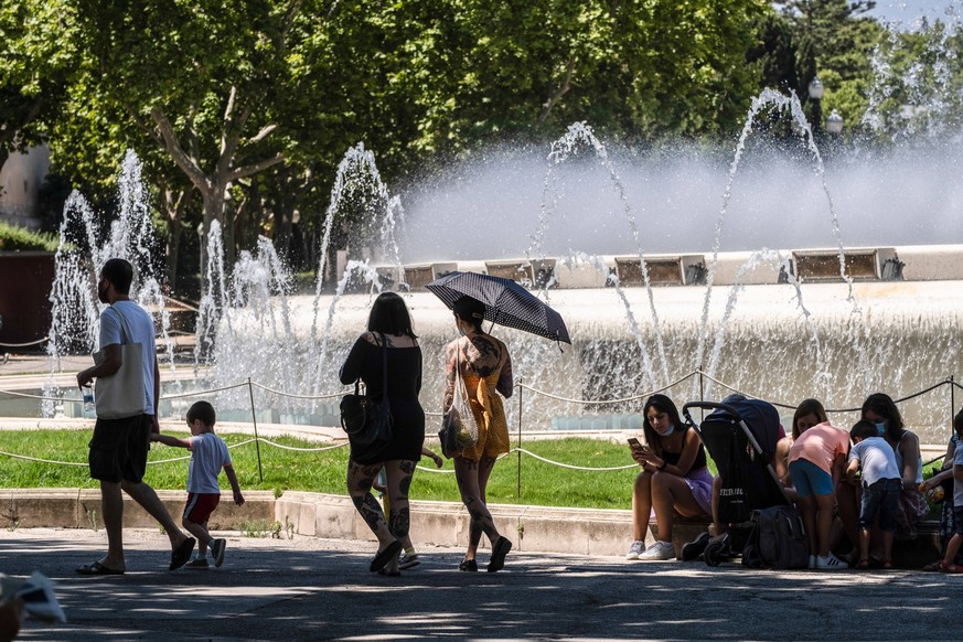 July 18, 2021, Barcelona, Spain: A group of people is seen in the shade next to the water sources of the Montjüic mountain..According to the State Meteorological Agency AE.MET, an increase in temperat ...