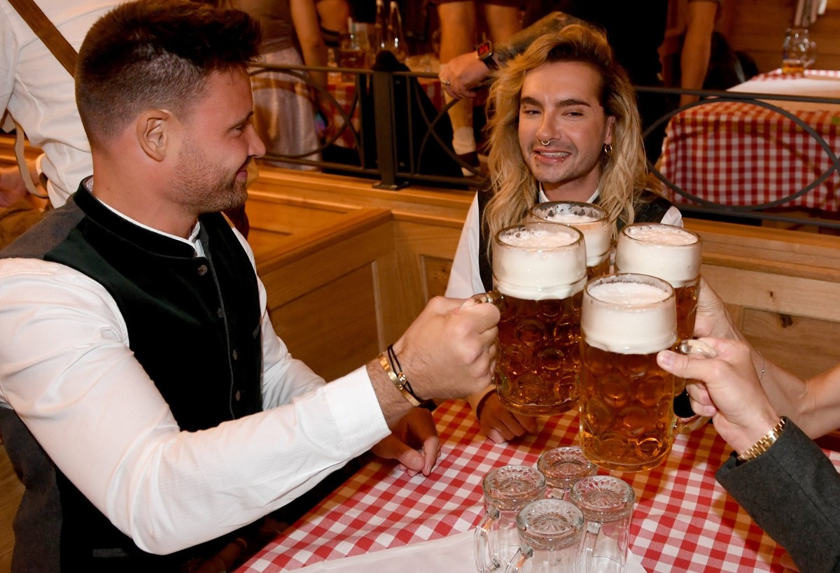 26.09.2024, Bayern, München: Bill Kaulitz (r), Sänger der Band Tokio Hotel, feiert mit Model Marc Eggers im Schützenzelt auf der Wiesn. Das 189. Oktoberfest findet vom 21. September bis 6. Oktober 202 ...