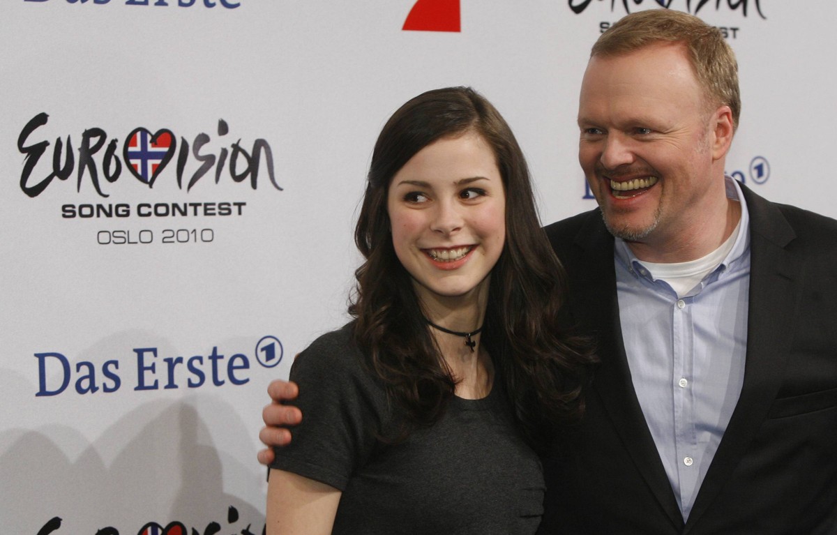 Lena Meyer-Landrut aus posiert am 12. 03. 2010 in einem Fernsehstudio in Koeln mit Stefan Raab.