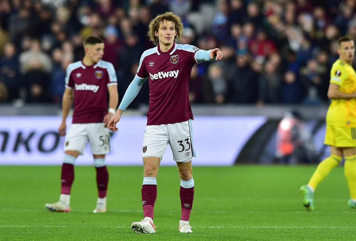 firo : 09.12.2021, Fußball, EL, EUROPA LEAGUE, Saison 2021/2022, Gruppenphase, West Ham United - Dinamo Zagreb 0:1 Alex Kral , ganze Figur Es gelten unsere AGB, einsehbar auf www.firosportphoto.de,