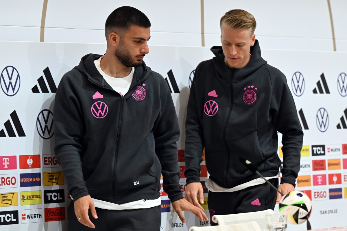 21.06.2024, Bayern, Herzogenaurach: Fußball: EM, Nationalmannschaft, vor dem letzten Gruppenspiel gegen die Schweiz, Deutschlands Deniz Undav (l) und Chris Führich verlassen die Pressekonferenz. Foto: ...