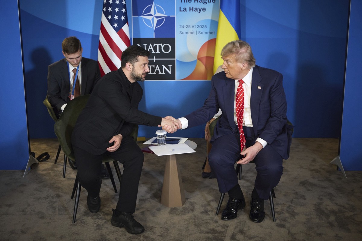 ARCHIV - 25.06.2025, Niederlande, Den Haag: US-Präsident Donald Trump (r) schüttelt die Hand des ukrainischen Präsidenten Wolodymyr Selenskyj während ihres Treffens am Rande des NATO-Gipfels. (zu dpa: ...