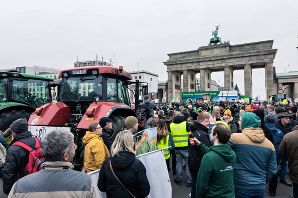 18.12.2023,Berlin,Protest der Bauern, Unter dem Motto Zu viel ist zu viel findet eine Kundgebung am Brandenburger Tor statt. *** 18 12 2023,Berlin,Farmers protest, A rally takes place at the Brandenbu ...