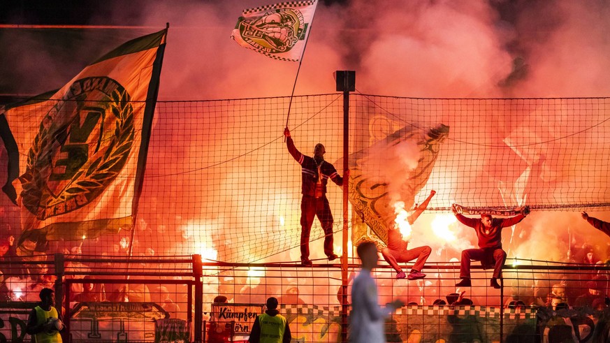 Bremens Fans zuenden am Anfang der zweiten Halbzeit Pyrotechnik im eigenen Block. SC Weiche Flensburg 08 vs Werder Bremen, Fussball, DFB-Pokal 2. Runde, 31.10.18 Luebeck Schleswig-Holstein Germany Sta ...