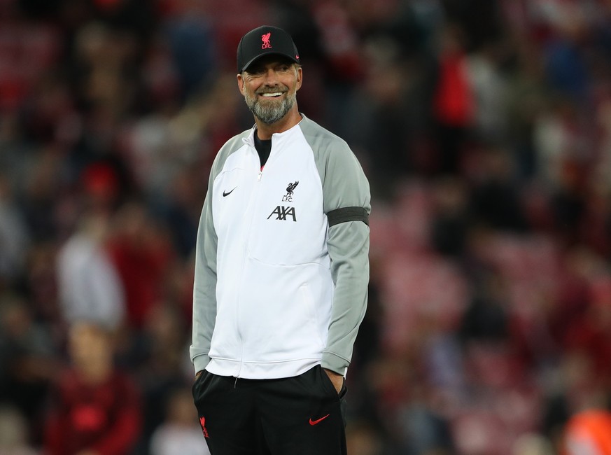 13.09.2022, Großbritannien, Liverpool: FC Liverpool - Ajax Amsterdam, Gruppenphase, Gruppe A, 2. Spieltag im Anfield Stadion: Jürgen Klopp, Trainer des FC Liverpool, steht vor dem spiel auf dem Platz. ...