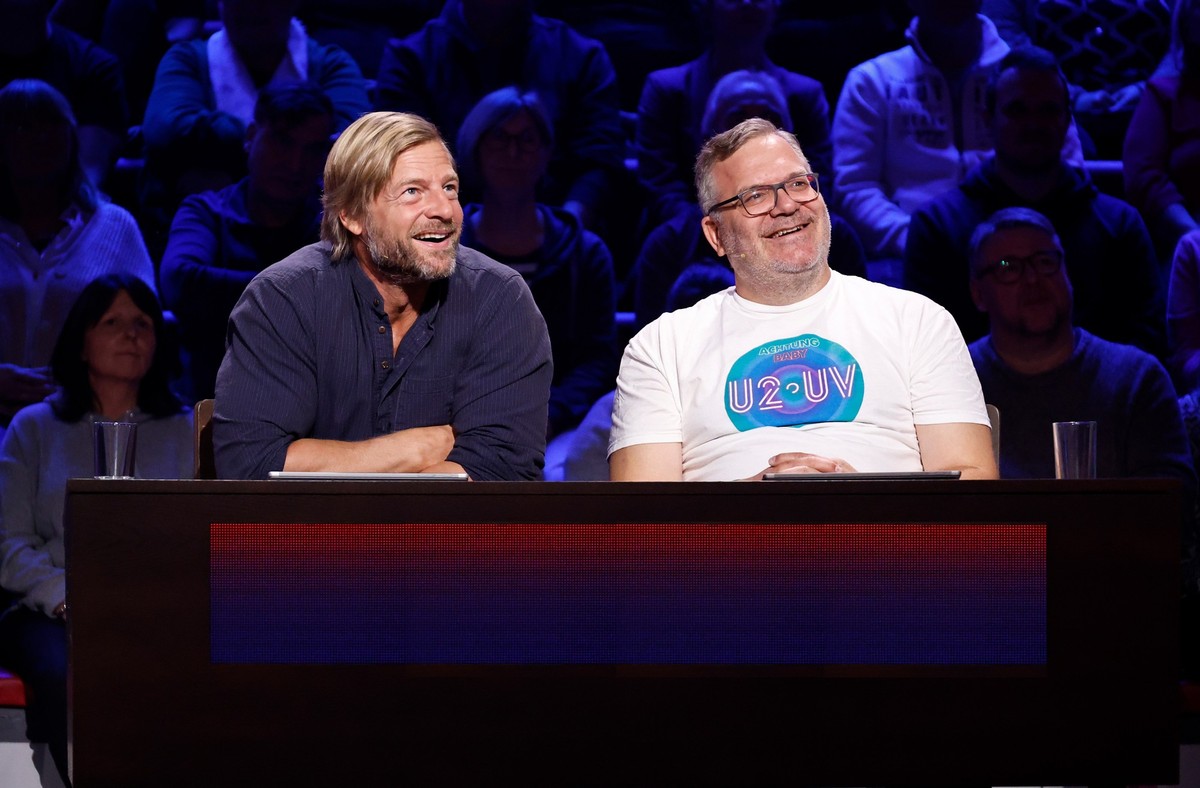 ARD WER WEISS DENN SOWAS? FOLGE 1208, &quot;Ken Duken und Henning Baum&quot;, am Montag (02.12.24) um 18:00 Uhr im ERSTEN.
Rateteam-Kapitän Elton (r.) und der Schauspieler Henning Baum (l.) bilden ein ...