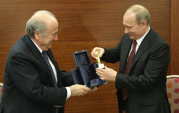 Gern nahe an der Macht. Der ehemalige Fifa-Boss Sepp Blatter und Russlands Staatschef Wladimir Putin.&nbsp;