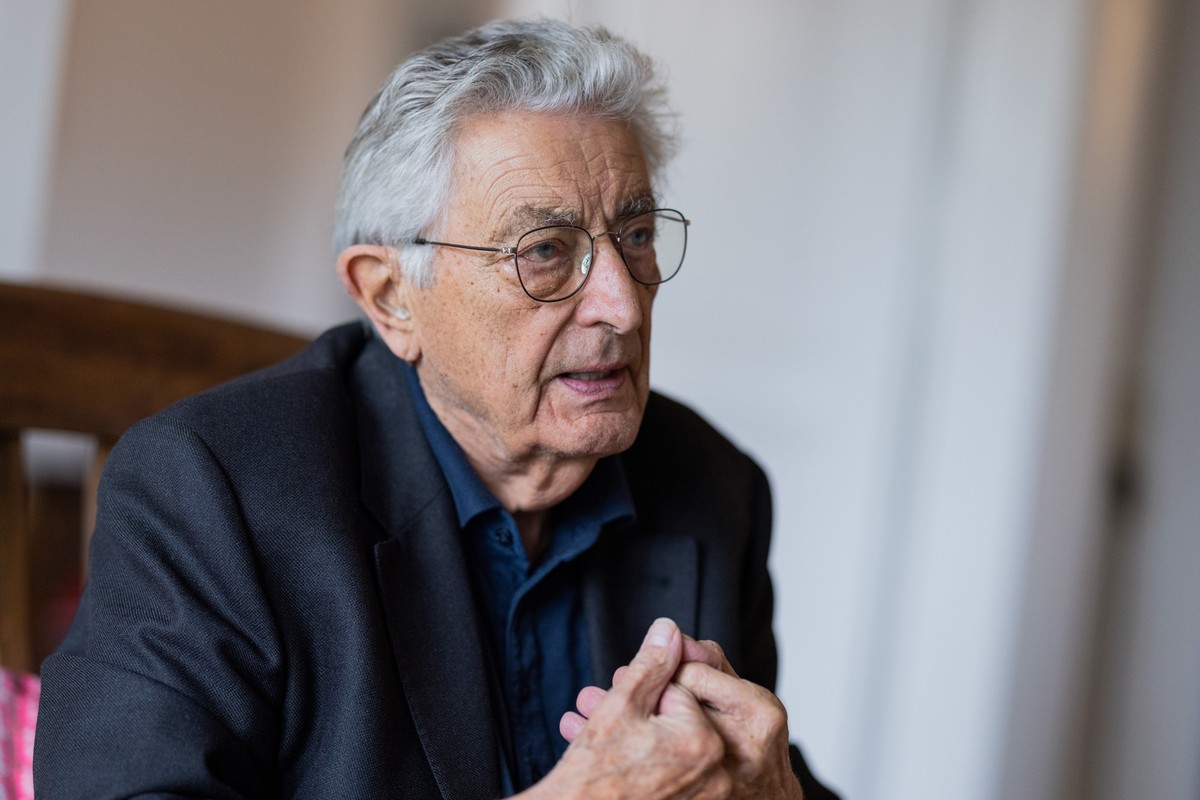 PRODUKTION - 18.10.2022, Nordrhein-Westfalen, K�ln: Gerhart Baum (FDP), fr�herer Bundesinnenminister, aufgenommen in seiner Wohnung. Baum wird am 28. Oktober 2022 90 Jahre alt. Foto: Rolf Vennenbernd/ ...