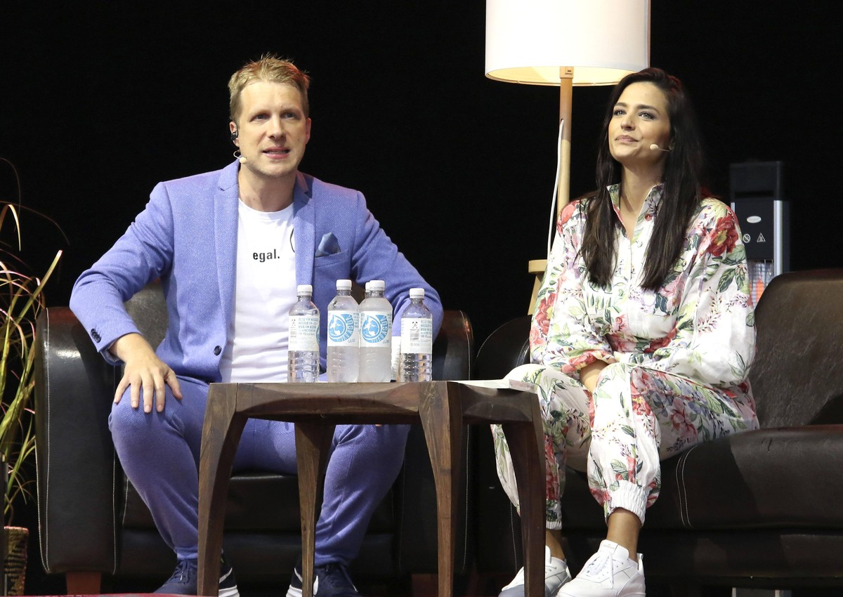 Oliver Pocher und Amira Pocher live mit dem Programm Die Pochers hier im SEAT Cruise Inn Autokino. Hamburg, 01.07.2020 *** Oliver Pocher and Amira Pocher live with the program Die Pochers here at the  ...